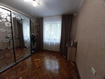 Продам 2х комнатную  сталинку. Сертификат+