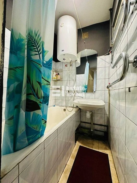 Продам 2 кімн. квартиру на пр. Науки, 66.