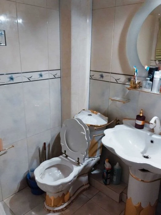 Продам велику 3-и кімнатну квартиру сталінку біля Південгого