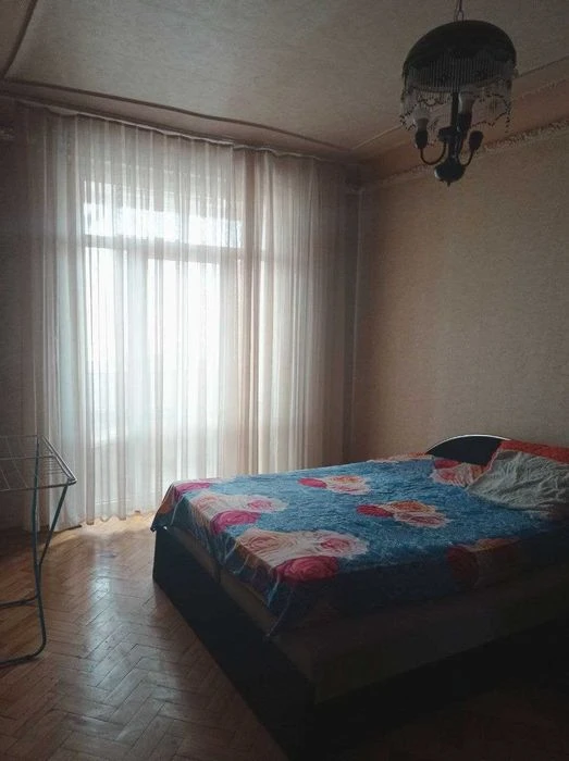 Продам велику 3-и кімнатну квартиру сталінку біля Південгого
