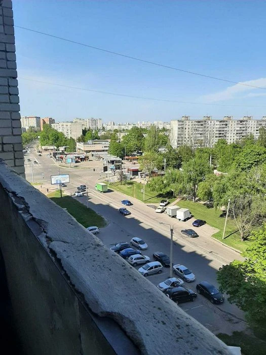 Продам квартиру 4 кім. Салтівка 656м/р 8/9 цегла 52000у.е.Q