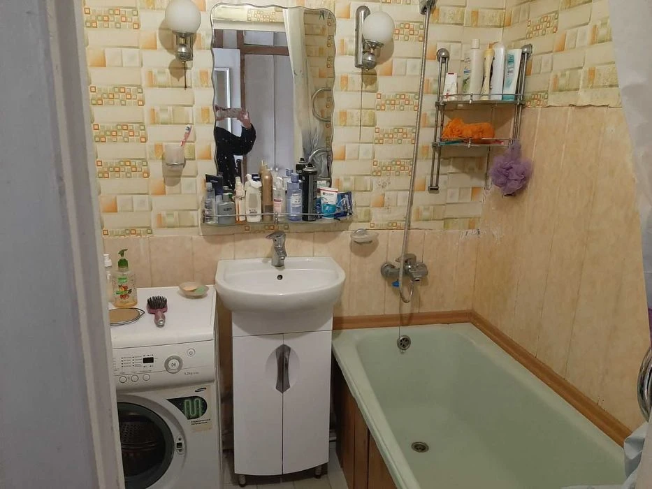 Продам квартиру 4 кім. Салтівка 656м/р 8/9 цегла 52000у.е.Q