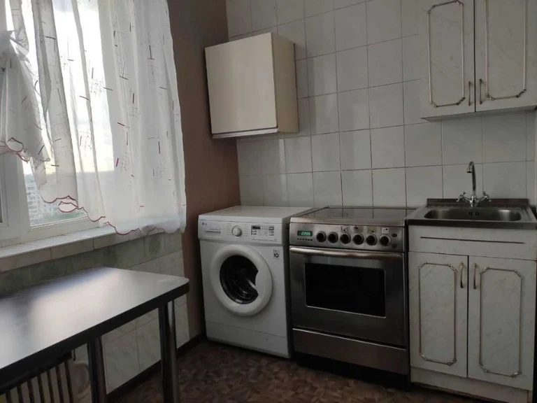 Продам 3 ком.  квартиру 4/9, метро Барабашова, по пр.Юбилейн