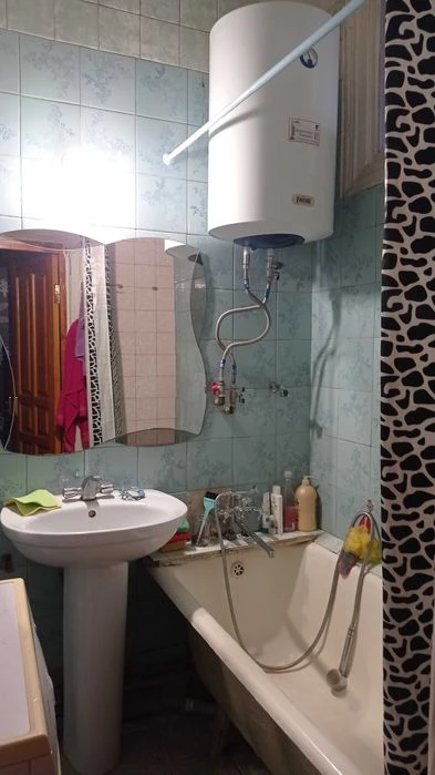 Продам 2-квартиру метро Захисників України.