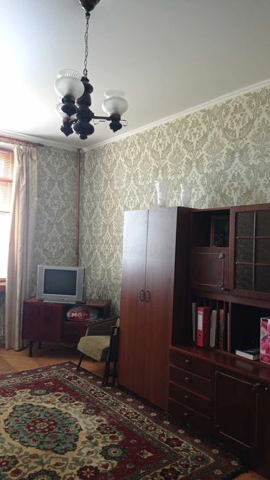 Продам 2-квартиру метро Захисників України.