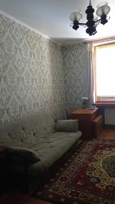 Продам 2-квартиру метро Захисників України.