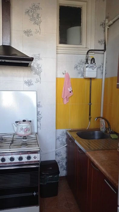 Продам 2-квартиру метро Захисників України.
