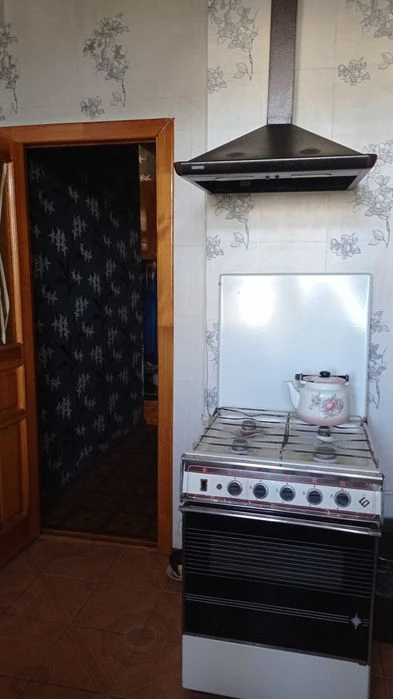 Продам 2-квартиру метро Захисників України.