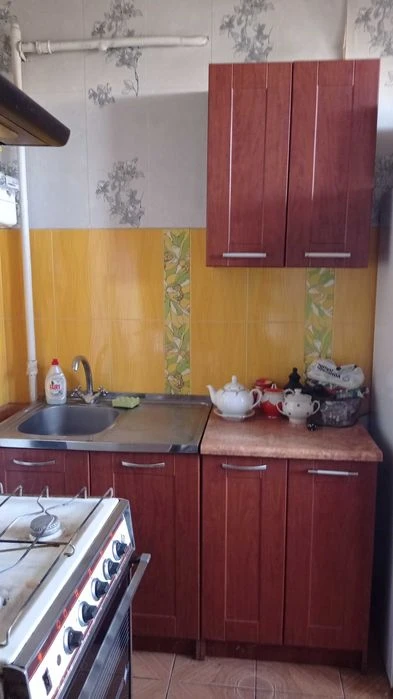 Продам 2-квартиру метро Захисників України.