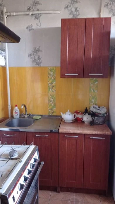 Продам 2-квартиру метро Захисників України.