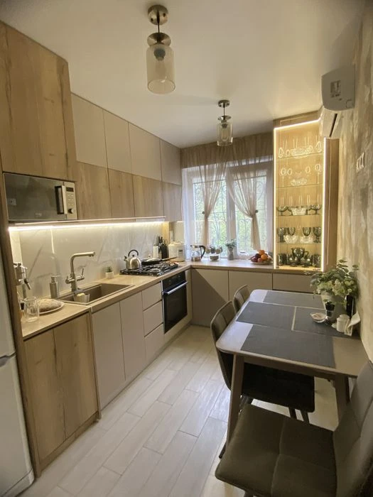 АГЕНСТВАМ НЕ ТУРБУВАТИ! ВЛАСНИК! Продам 3х кім. кв., м.Салті