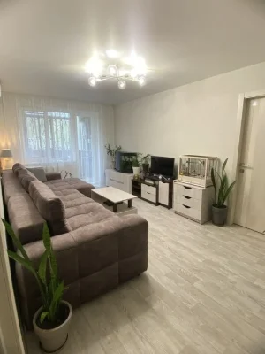 АГЕНСТВАМ НЕ ТУРБУВАТИ! ВЛАСНИК! Продам 3х кім. кв., м.Салті