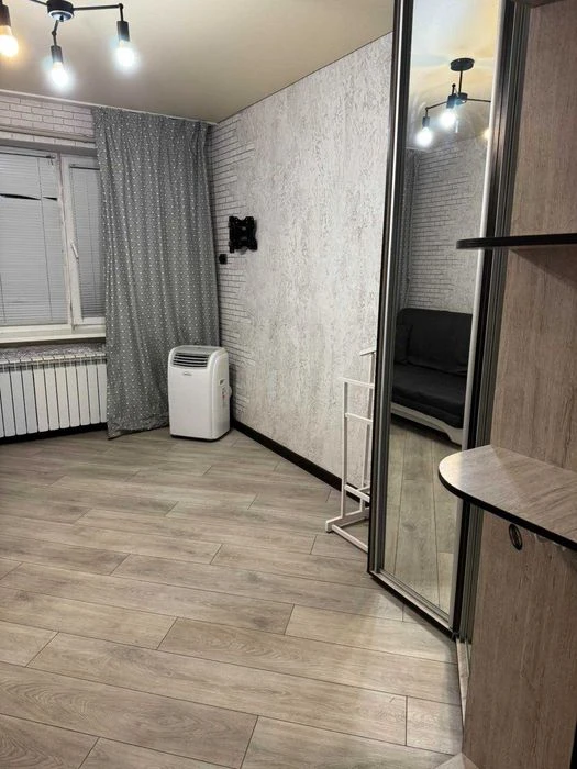Продам гостинку метро Дворец Спорта