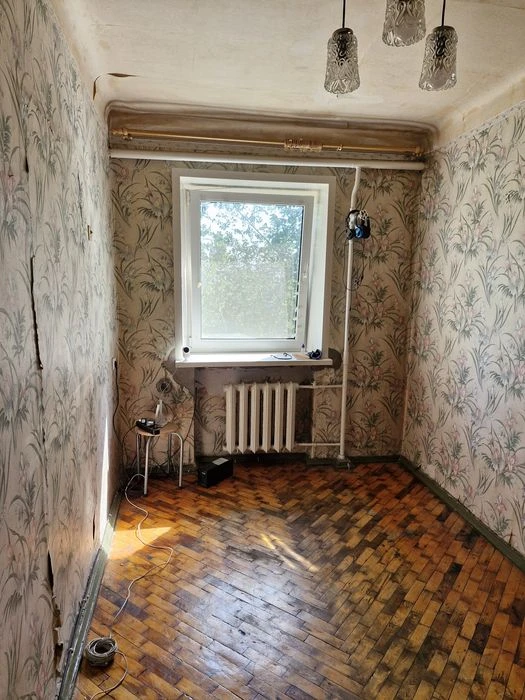 I will sell an apartment in the city center at 141 Sobornom Avenue (I