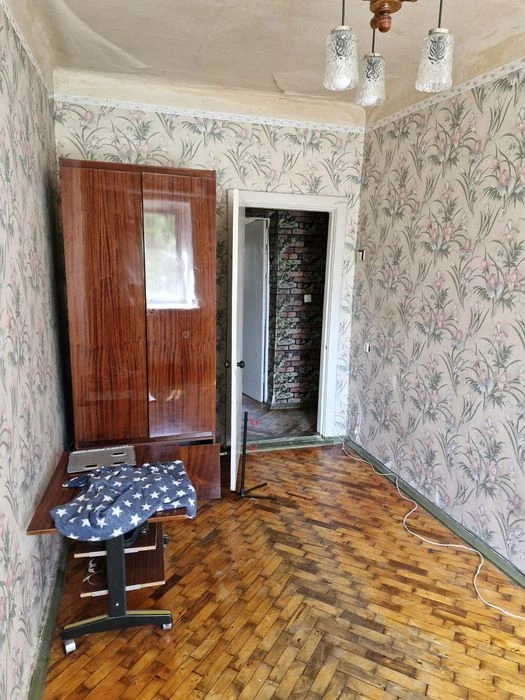 I will sell an apartment in the city center at 141 Sobornom Avenue (I