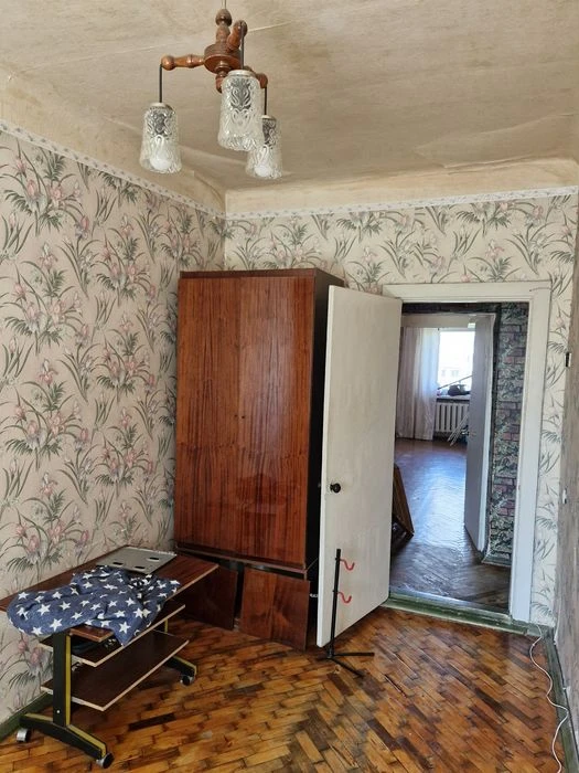 I will sell an apartment in the city center at 141 Sobornom Avenue (I