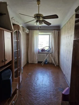 I will sell an apartment in the city center at 141 Sobornom Avenue (I