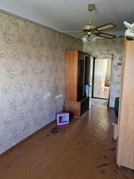 I will sell an apartment in the city center at 141 Sobornom Avenue (I