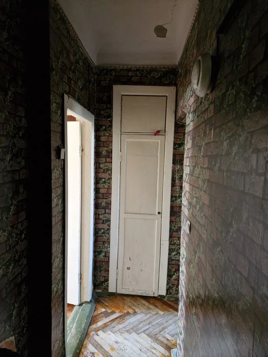 I will sell an apartment in the city center at 141 Sobornom Avenue (I