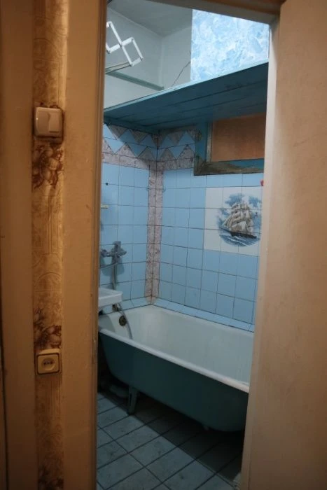 I will sell an apartment in the city center at 141 Sobornom Avenue (I