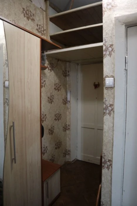 I will sell an apartment in the city center at 141 Sobornom Avenue (I