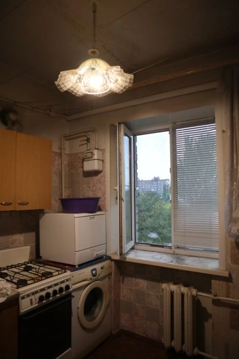 I will sell an apartment in the city center at 141 Sobornom Avenue (I
