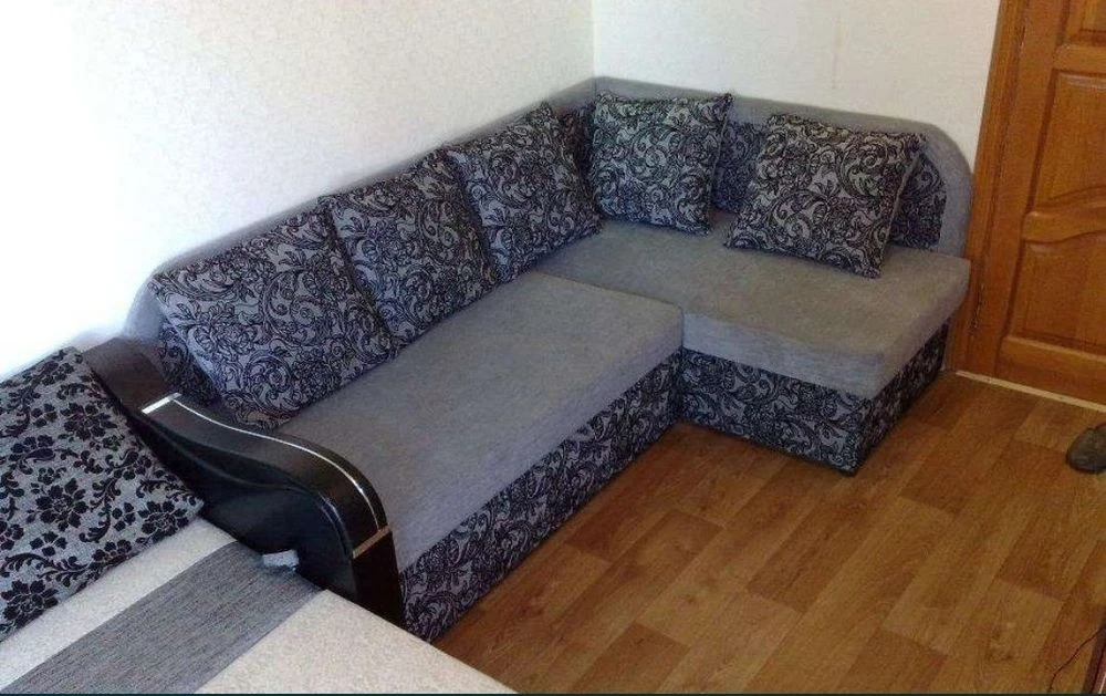 Продам гостинку с  ремонтом. Гвардейцев Щиронинцев. 39А