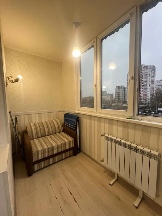 Продам СВОЮ 3-х комнатную . Метро  Научная
