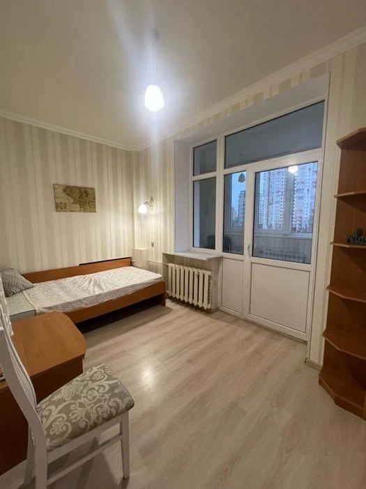 Продам СВОЮ 3-х комнатную . Метро  Научная