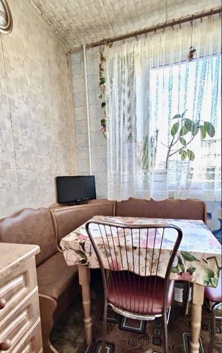 Власник!! Продам   3х комнатную квартиру возле метро холодна