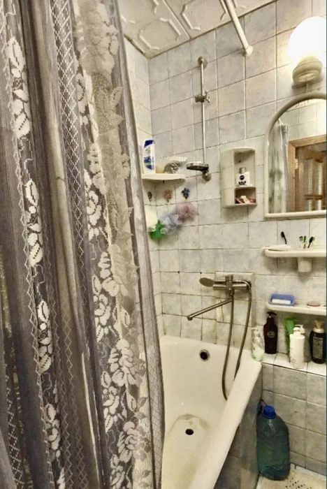 Власник!! Продам   3х комнатную квартиру возле метро холодна