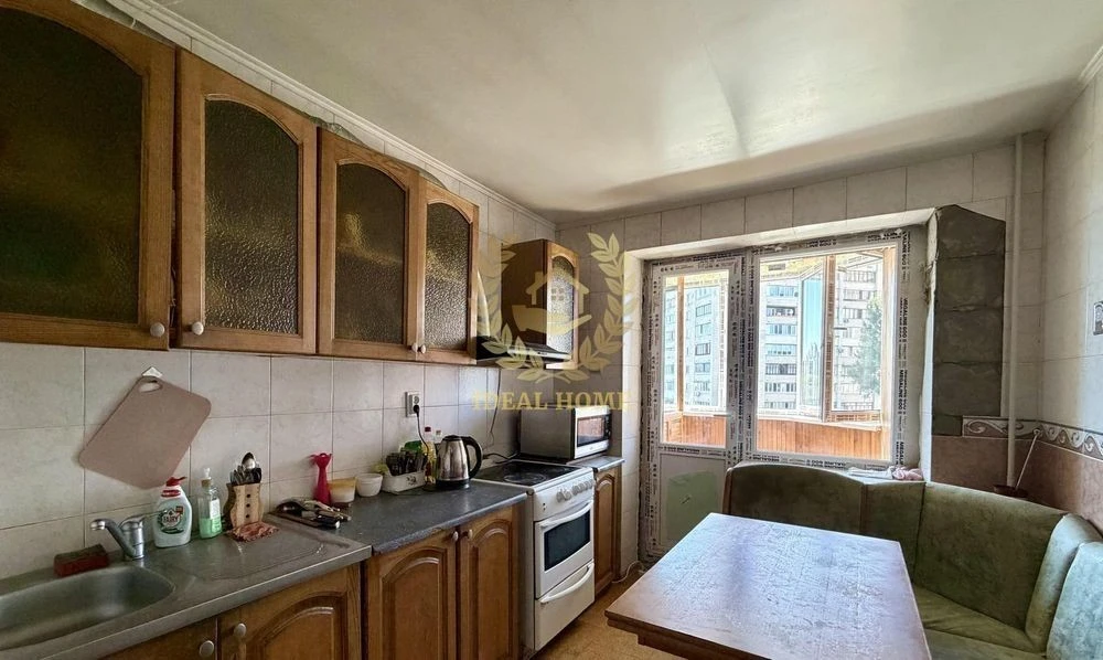 I will sell a 3-room apartment at 1B Lesya Kurbasa Avenue, Svyat