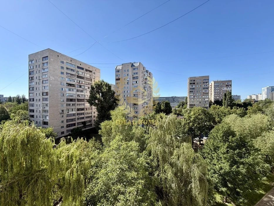 I will sell a 3-room apartment at 1B Lesya Kurbasa Avenue, Svyat