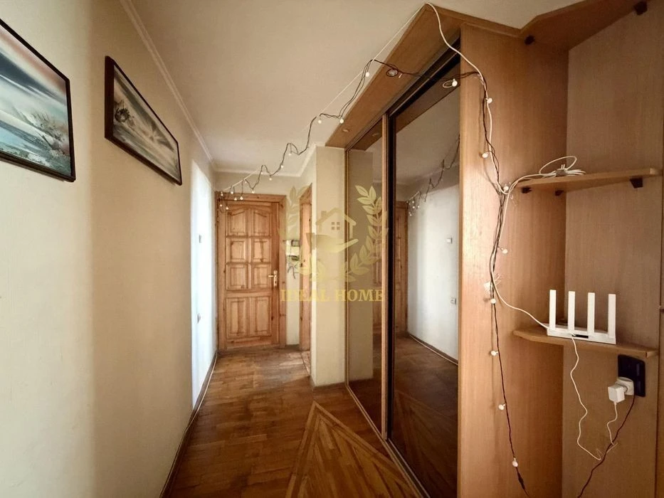 I will sell a 3-room apartment at 1B Lesya Kurbasa Avenue, Svyat