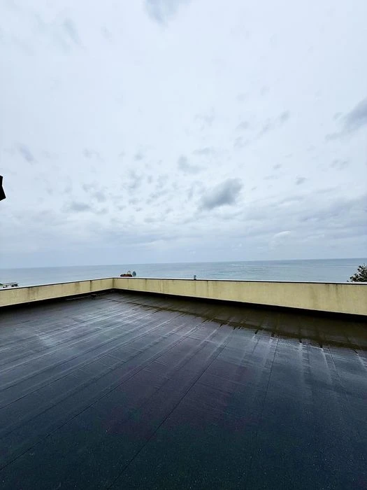 Sauvignon. 1st line of the sea! New house. Sea view from all windows.
