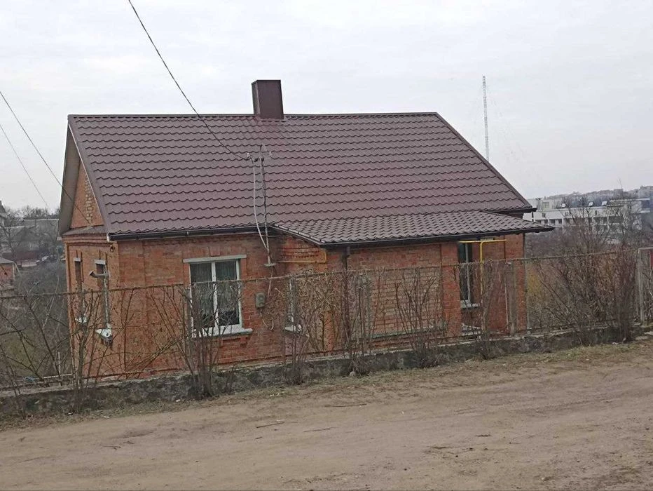 Продажа дома с двухэтажным гаражом недалеко от центра.