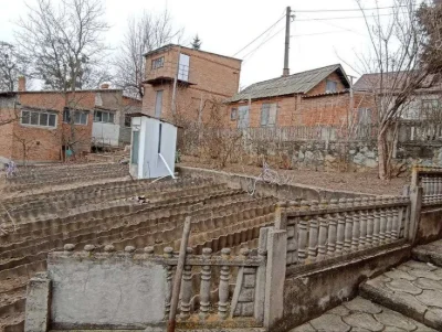 Продажа дома с двухэтажным гаражом недалеко от центра.
