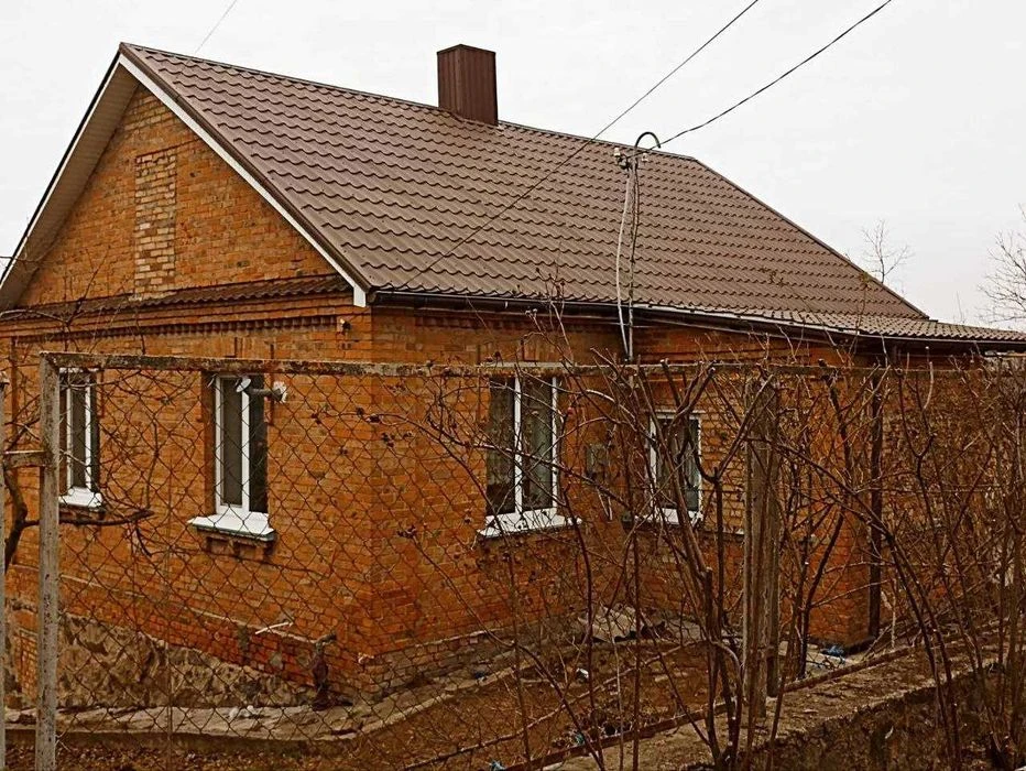 Продажа дома с двухэтажным гаражом недалеко от центра.