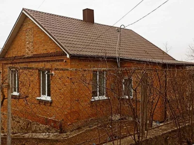 Продажа дома с двухэтажным гаражом недалеко от центра.