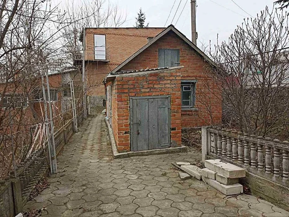Продажа дома с двухэтажным гаражом недалеко от центра.