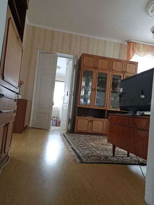 Продажа дома с двухэтажным гаражом недалеко от центра.