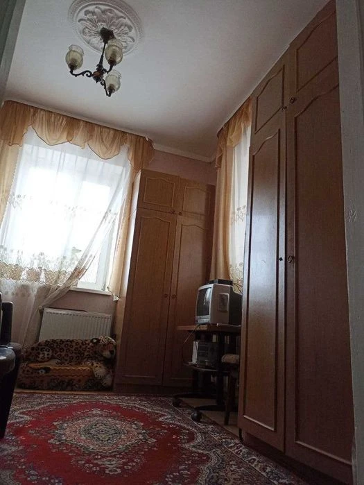 Продажа дома с двухэтажным гаражом недалеко от центра.