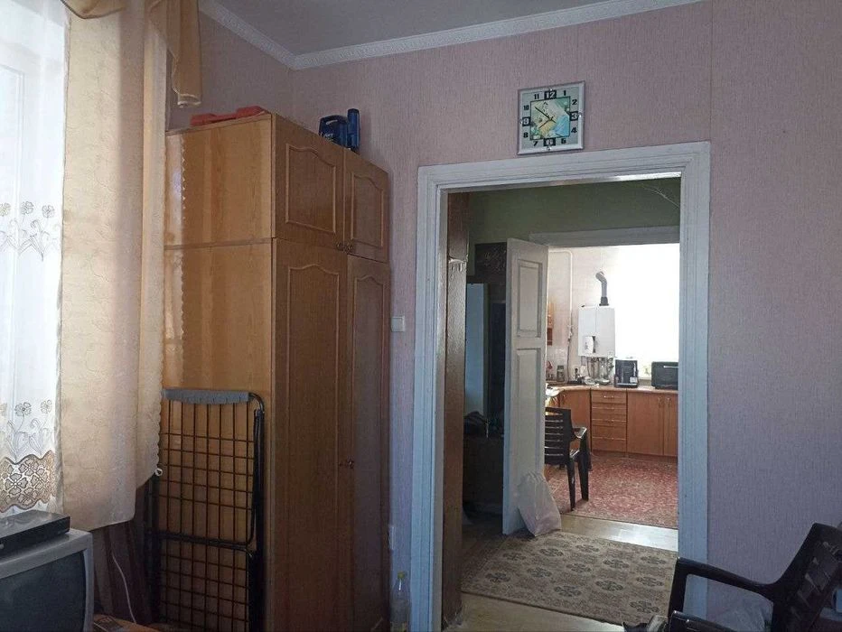 Продажа дома с двухэтажным гаражом недалеко от центра.