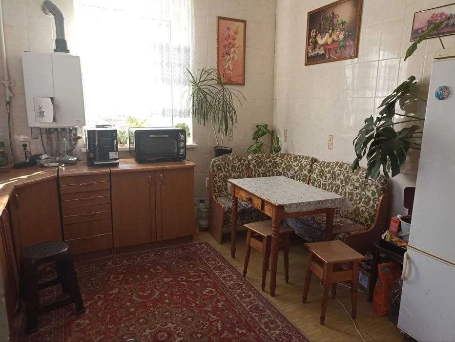 Продажа дома с двухэтажным гаражом недалеко от центра.
