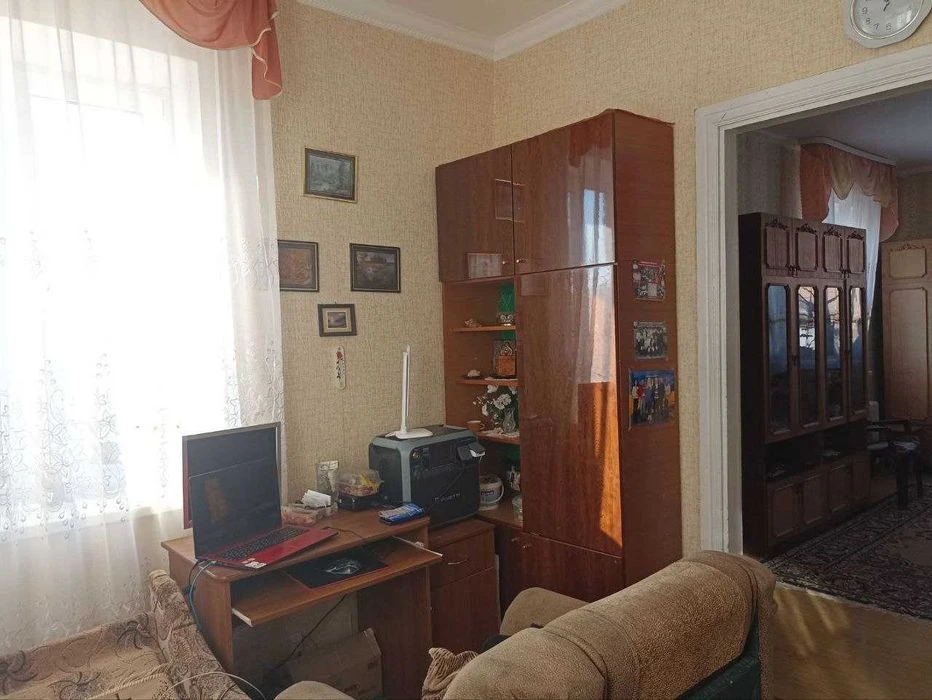 Продажа дома с двухэтажным гаражом недалеко от центра.