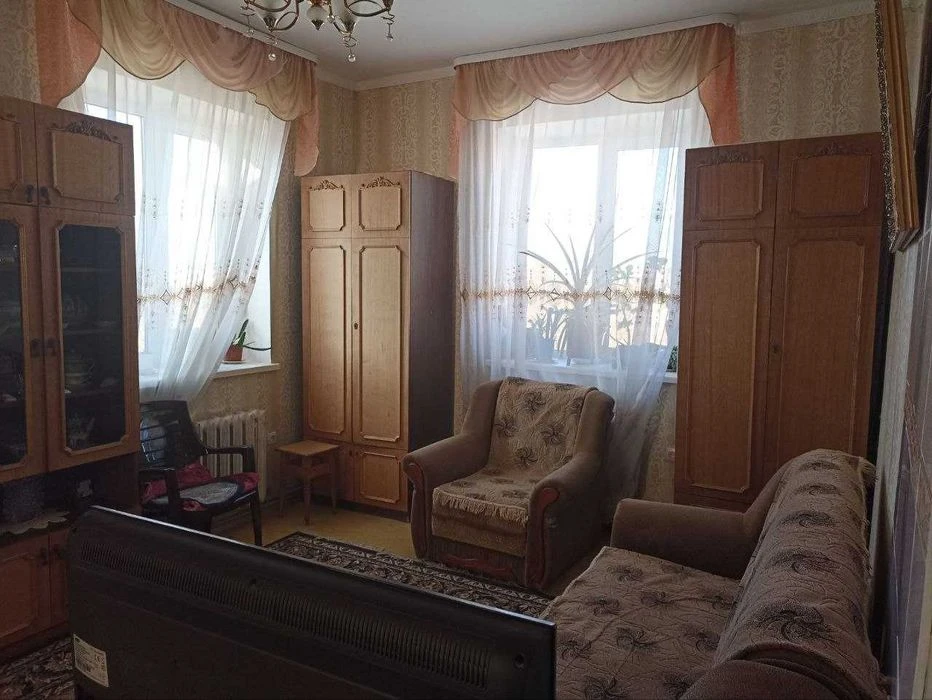 Продажа дома с двухэтажным гаражом недалеко от центра.