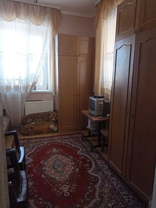 Продажа дома с двухэтажным гаражом недалеко от центра.