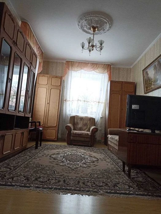 Продажа дома с двухэтажным гаражом недалеко от центра.