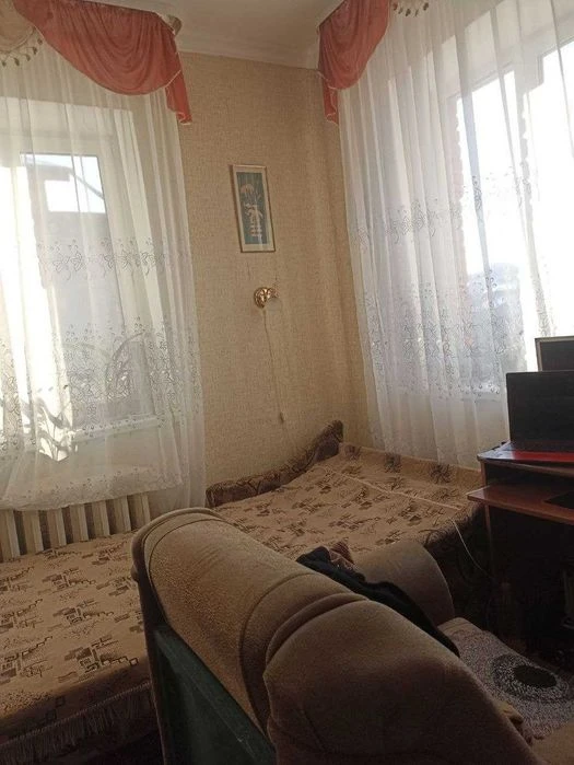 Продажа дома с двухэтажным гаражом недалеко от центра.