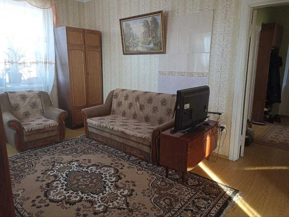 Продажа дома с двухэтажным гаражом недалеко от центра.